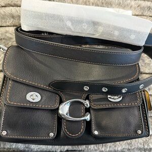 Cargo Turnlock Soft Tabby in Black (Medium Size)